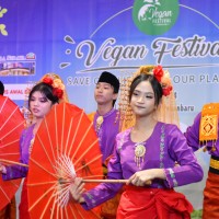 Penampilan Peserta Didik SMP-SMK Metta Maitreya di Vegan Festival